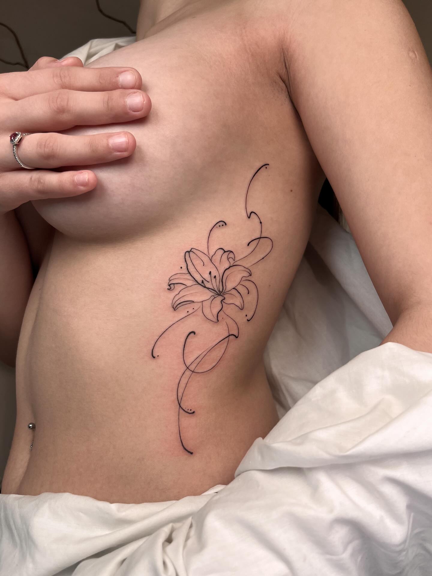 Minimalistyczna lilia – fine line
