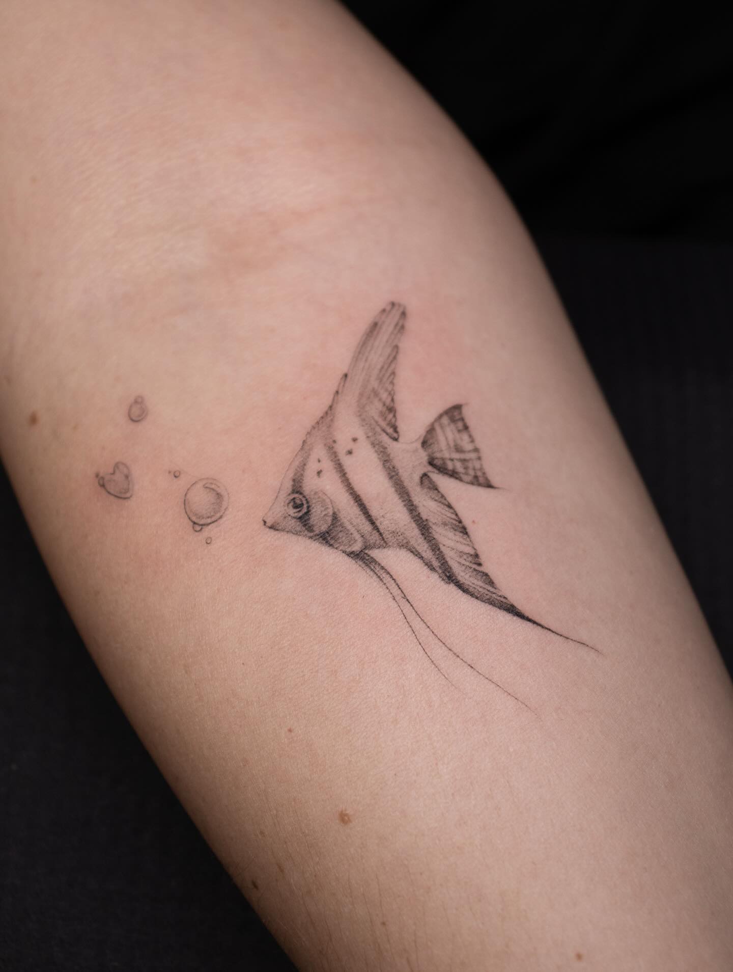 Minimalistyczna ryba – fine line & dotwork