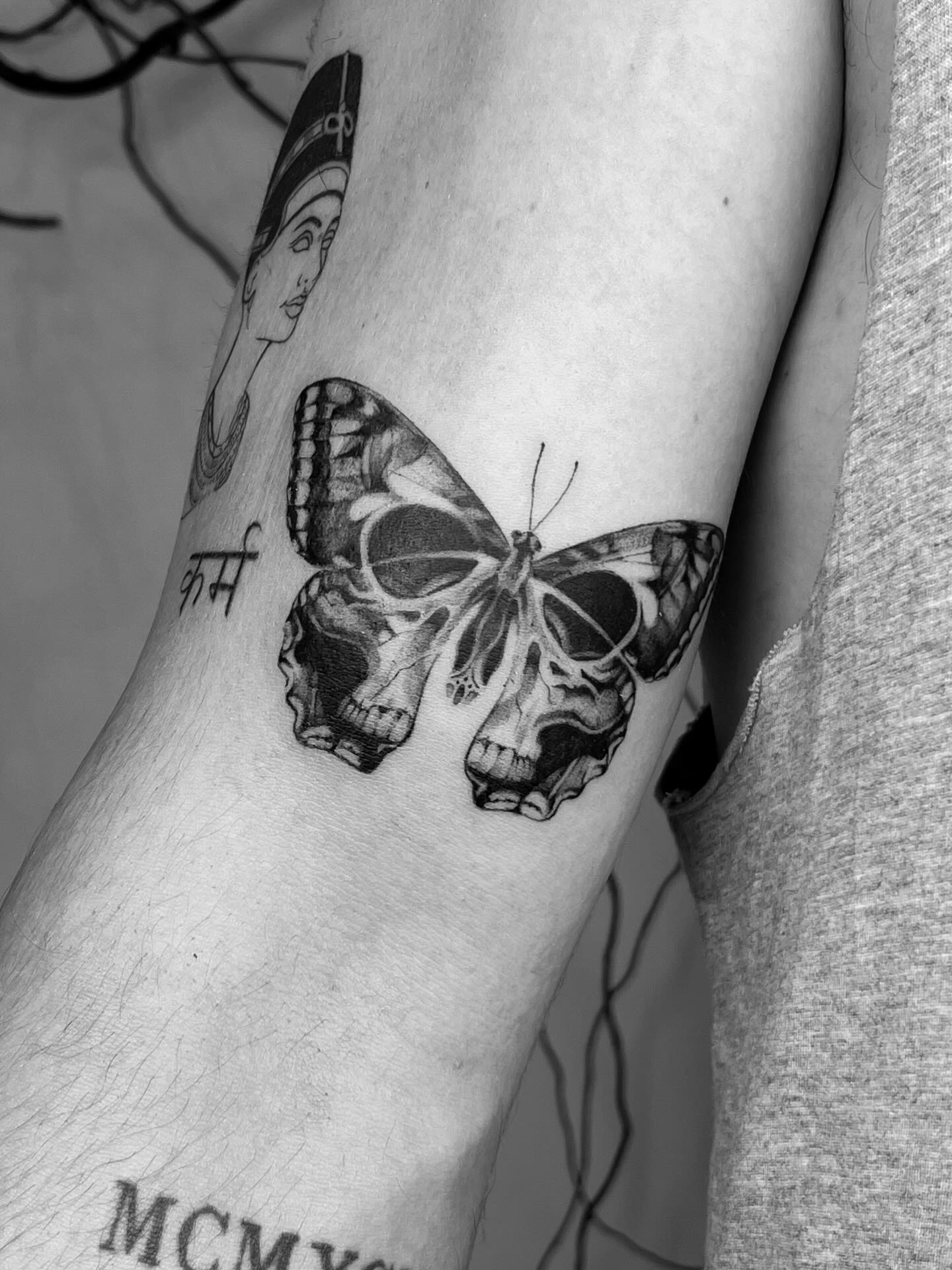 Motyl ze szkieletem – dark realism
